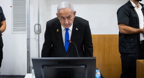 فريق دفاع نتنياهو يهدد بالانسحاب من المحاكمة إذا لم تُخفَّض وتيرة الجلسات