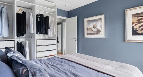 أين يمكنني وضع خزانة الملابس في غرفة النوم؟