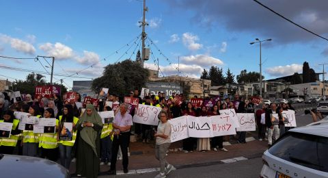 زملاء الطالب القتيل رفعوا نعشًا على أكتافهم خلال التظاهرة في عرعرة| نقف معًا: 