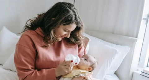 هل يستحق وجه مشدود خالٍ من التجاعيد أن نخاطر من أجله بخسارة أصدق مشاعر الأمومة؟