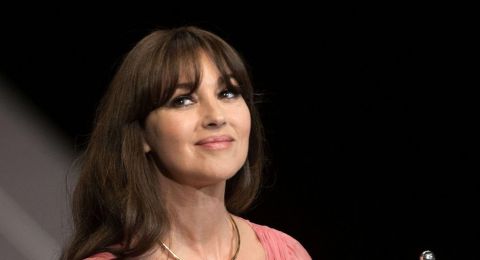 مونيكا بيلوتشي تُثير الجدل بنشرها صورة مع نجم عربي وسيم!