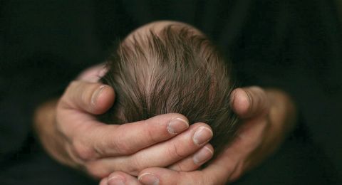 فنان شهير يرفض الإنجاب ويُثير ضجة بتصريحاته