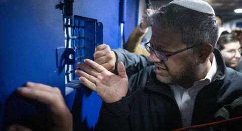 فيديو: بن غفير يروّج لقانون الإعدام للأسرى الفلسطينيين عبر مشهد مصوّر مذل للأسرى داخل السجن