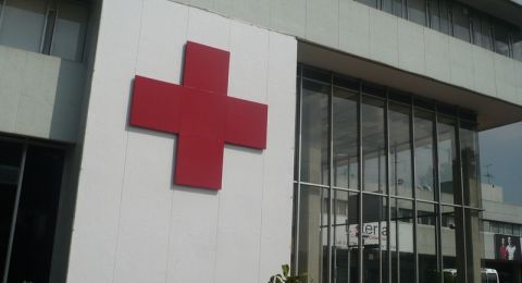 دبلوماسيون أوروبيون يحذرون: إسرائيل تعزل نفسها بقرار منع الصليب الأحمر