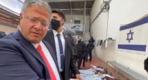 بن غفير يظهر في مقطع فيديو أمام أسرى مقيّدين على الأرض