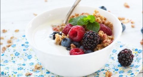 الزبادي اليوناني بالشوفان والتوت للوقاية من سرطان الثدي