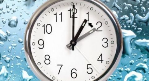 الانتقال  رسميًا إلى التوقيت الشتوي – ساعة نوم إضافية وموسم بلا أمطار في الأفق