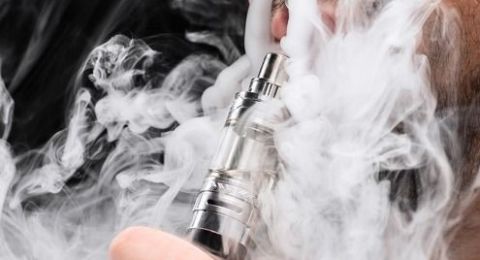 العلماء يُحذّرون: بخار السجائر الإلكترونية يحتوي على سموم تُهاجم خلايا الرئة