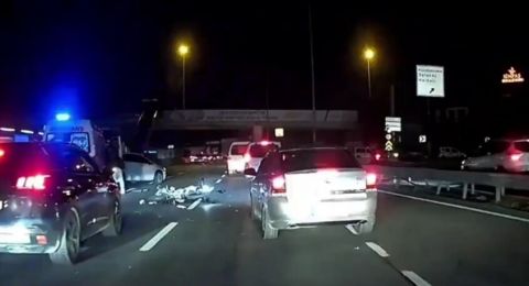 لحظات رعب في شوارع إسطنبول.. سيارة إسعاف تدهس سائق دراجة نارية بعد أن قذفته سيارة أخرى!