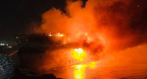 مصر.. النيران تلتهم مركبا يقل 220 سائحا على نهر النيل