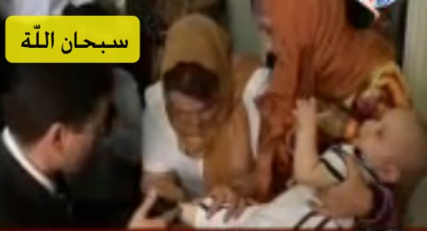 رضيع تظهر على جسمه آيات قرآنية كل بضعة أيام رضيع تظهر على جسمه آيات قرآنية كل بضعة أيام