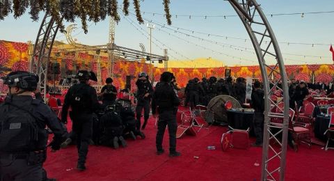 الشرطة تداهم قاعة أفراح في اللقية وتعتدي على الحضور بزعم البحث عن أسلحة