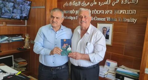 الاديب زهير دعيم يهدي إصداره الجديد لرئيس مجلس عبلين المحلّي