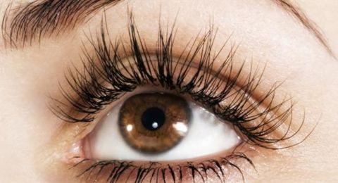 طرق طبيعية لتطويل الرموش