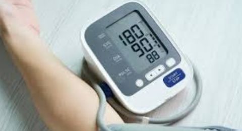 «القاتـ.ـل الصامت» يهدّد الصحة .. طرق بسيطة للسيطرة على ضغط الدم المرتفع