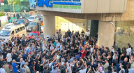 حشود غفيرة تودع الفنان زياد الرحباني أثناء نقل جثمانه من المستشفى حشود غفيرة تودع الفنان زياد الرحباني أثناء نقل جثمانه من المستشفى