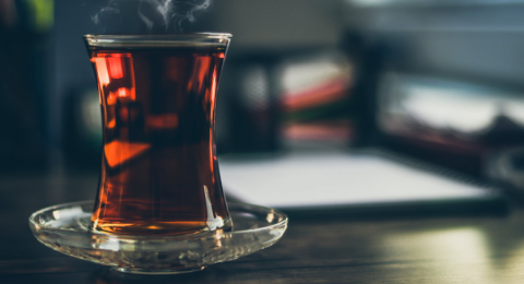 دراسة: شرب الشاي الأسود قد يقيكم من أمراض القلب