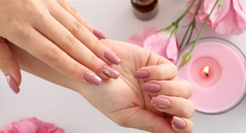 كيفية إزالة طلاء اللمعان.. دون الإضرار بأظافركِ