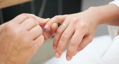 قبل أن يظهر المرض..جسدك يرسل إشارات من تحت أظافرك