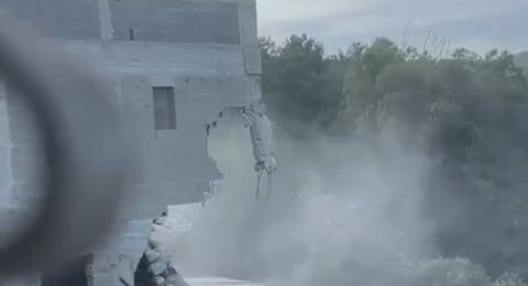 هدم منزل في الزرازير: قوات كبيرة تقتحم القرية وتُواصل سياسة تصعيد الهدم