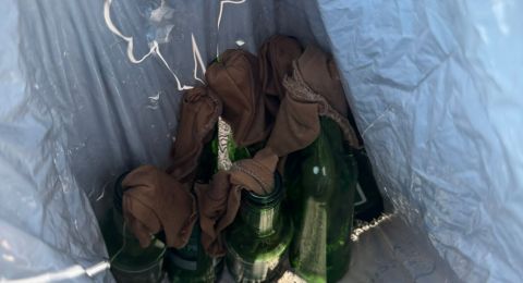 ضبط زجاجات حارقة في جسر الزرقاء واعتقال مشتبهًا به في العشرينات من عمره