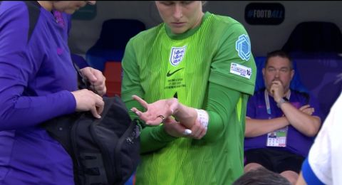 أين خبأت هامبتون ورقة الغش؟ صورة تكشف الخدعة الذكية في نهائي اليورو