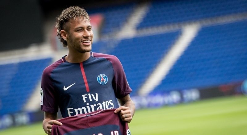 ما سبب استبعاد نيمار من المشاركة مع منتخب البرازيل؟ Bb00Neymar_Jr_presentation_-_Press_conference_for_PSG_001