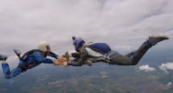 فريق قفز بالمظلات يتناول البيتزا في السماء على ارتفاع 14 ألف قدم