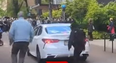 بالفيديو: سائق يقتحم بسيارته حشدا من المحتجين المؤيدين لفلسطين بجامعة أمريكية ويرش عليهم مادة كيميائية