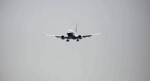 إمرأة تُجبر طائرة على الهبوط إضطراريّاً... إليكم ما فعلته