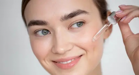 الريتينول أم الريتينال؟.. سباق المكوّنات الذهبية في مكافحة الشيخوخة