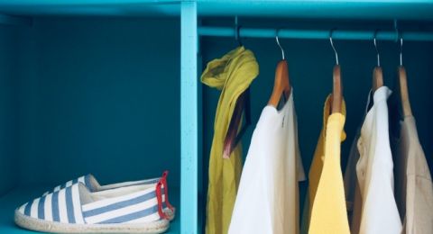 مع اقتراب الشتاء: أفضل طرق تخزين الملابس ومنع الروائح المزعجة
