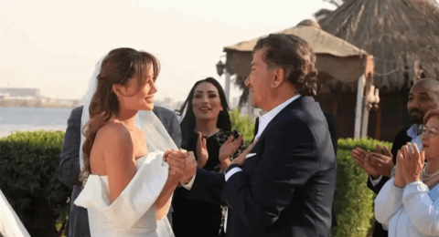 وليد توفيق يحتفل بزفاف ابنته في اسبانيا ويغني لها 