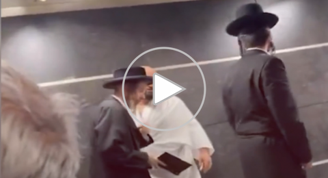 بالفيديو: مواطن تركي يمنع يهود حريديم من الصلاة في مطار باسطنبول