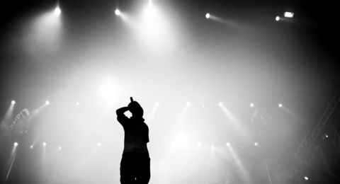 مغني شهير مصاب بسرطان خطير.. اليكم التفاصيل