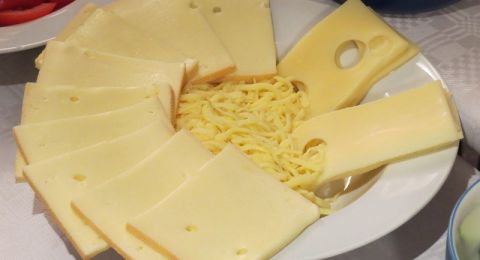 الجبن وكوابيس الليل.. حقيقة أم خرافة؟ دراسة علمية تكشف مفاجأة