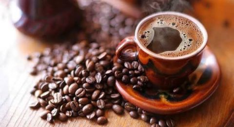 فنجان قهوة يوميًا قد يُطيل عمرك.. دراسة تكشف كيف يُحارب الكافيين الشيخوخة والأمراض المزمنة