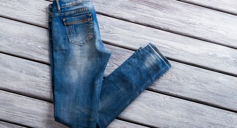 طرق العناية بالسراويل الجينز المبقعة بالزيت.. إليك المنظفات الفعالة
