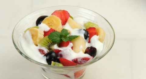 سلطة الفواكة مع الزبادي اليوناني