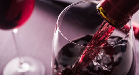 فوائد لتناول النبيذ الأحمر بانتظام.. ما صحة ذلك؟