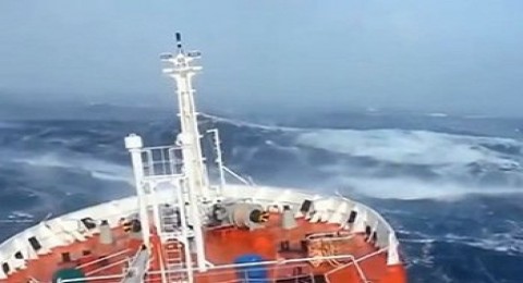 مناظر مرعبة تعيق البحث عن الطائرة الماليزية مناظر مرعبة تعيق البحث عن الطائرة الماليزية