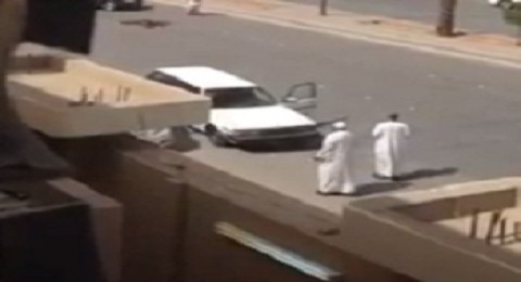 مقطع السعودي الذي طعن الهندي بالرياض بحي السويدي مريض نفسيا ويلقب (ابوملعقة) مقطع السعودي الذي طعن الهندي بالرياض بحي السويدي مريض نفسيا ويلقب (ابوملعقة)