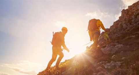 مغامرة جبلية تنتهي بكارثة... إليكم ما حصل مع هذين الشابين