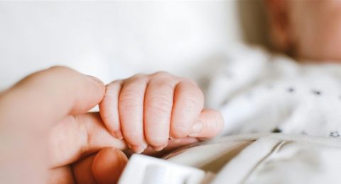 نجمة عالمية تستقبل مولودها الجديد