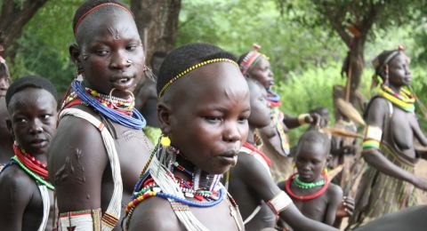 زار القبيلة الأكثر خطورة في العالم..سائح أمريكي ينجو من موت محقق بهدية غريبة