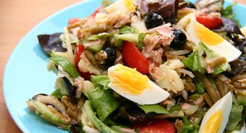 سلطة نيسواز على طريقة موناكو: نكهات الصيف في طبق واحد