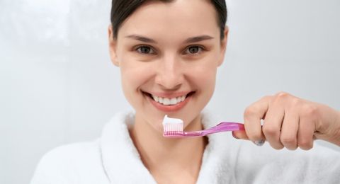 5 أخطاء شائعة في تنظيف الأسنان قد تدمر صحتك الفموية
