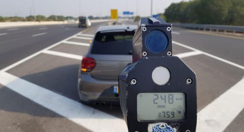 سائق سيارة أم قطار؟! الشرطة توقف شفاعمري قاد بسرعة 248 كم/س