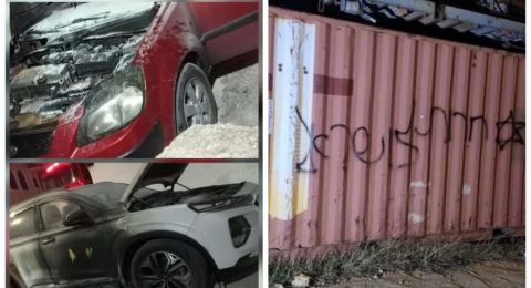 مستوطنون يحرقون مركبتين ويخطون شعارات عنصرية في قرية الطيبة شرق رام الله