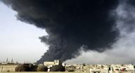 مسلحون معارضون يحرقون آبارا للنفط في دير الزور مسلحون معارضون يحرقون آبارا للنفط في دير الزور